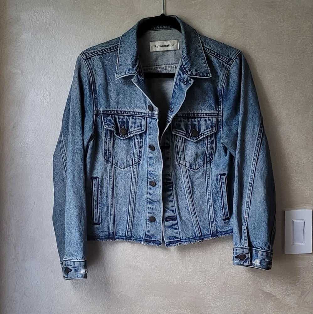REFORMATION DENIM JEAN DISTRESSED JACKET IN BADLANDS WASH - Picture 5 of 10